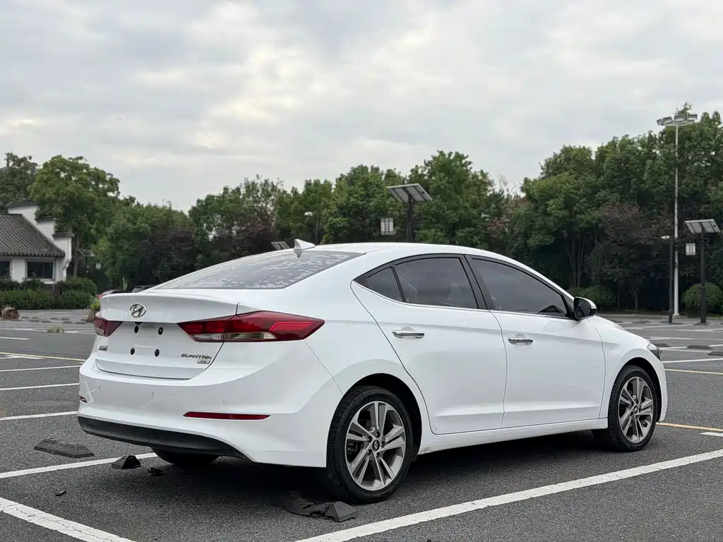 Hyundai Elantra — миниатюра 7