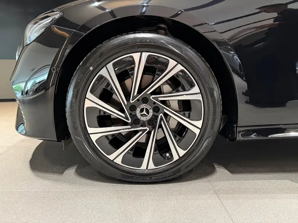 Mercedes-Benz E-Class — миниатюра 6