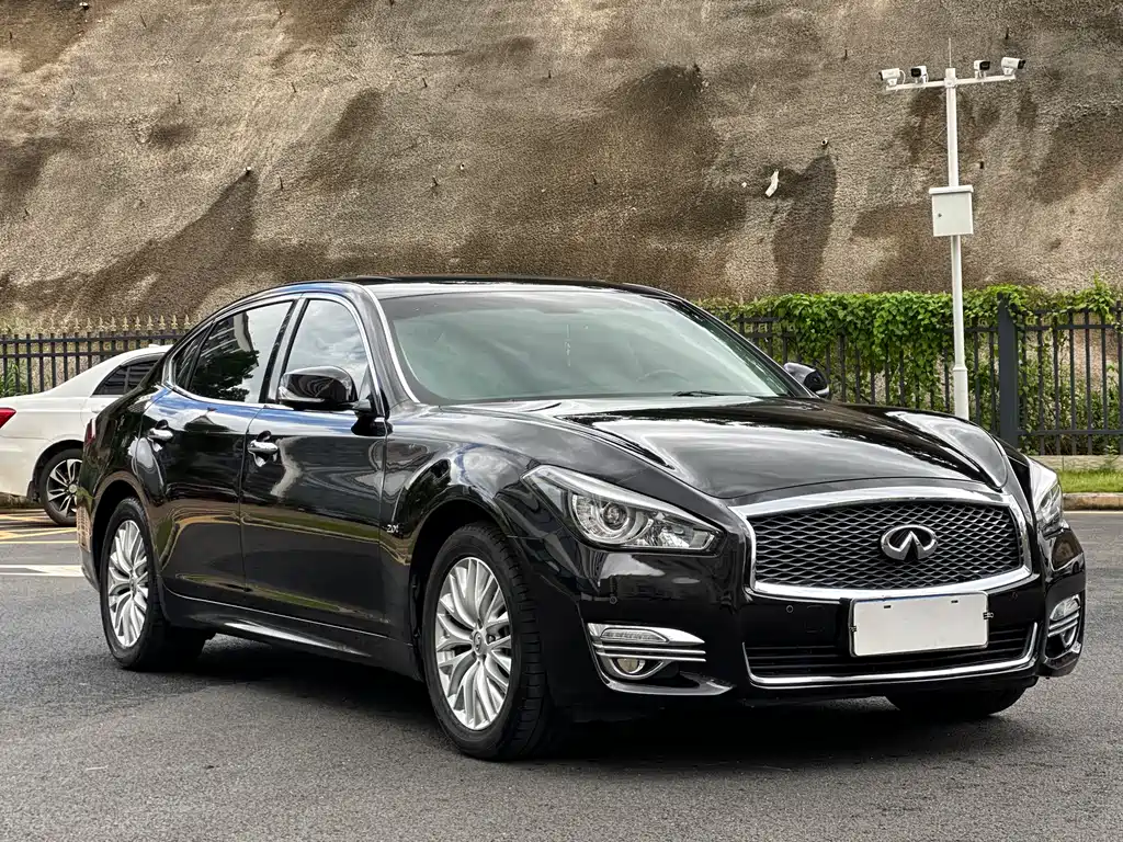 INFINITI  Q70
