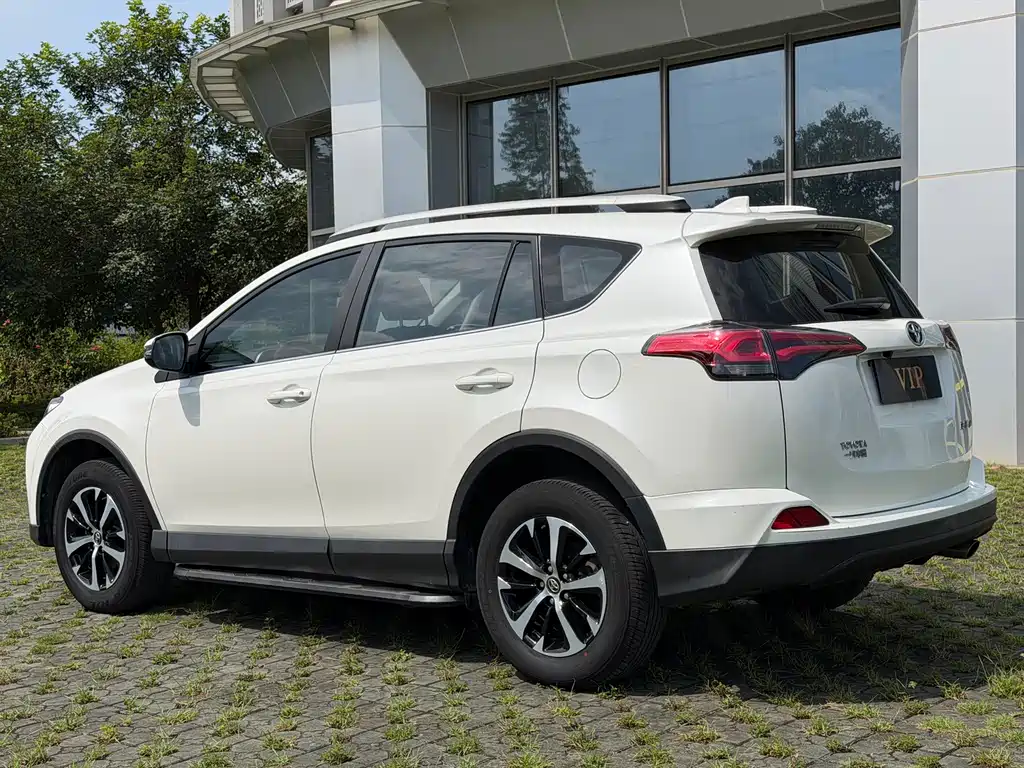Toyota RAV4 — миниатюра 6