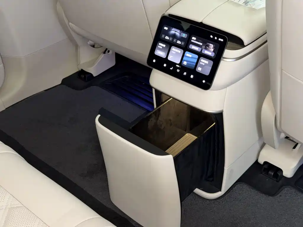 NIO ES8 — миниатюра 18