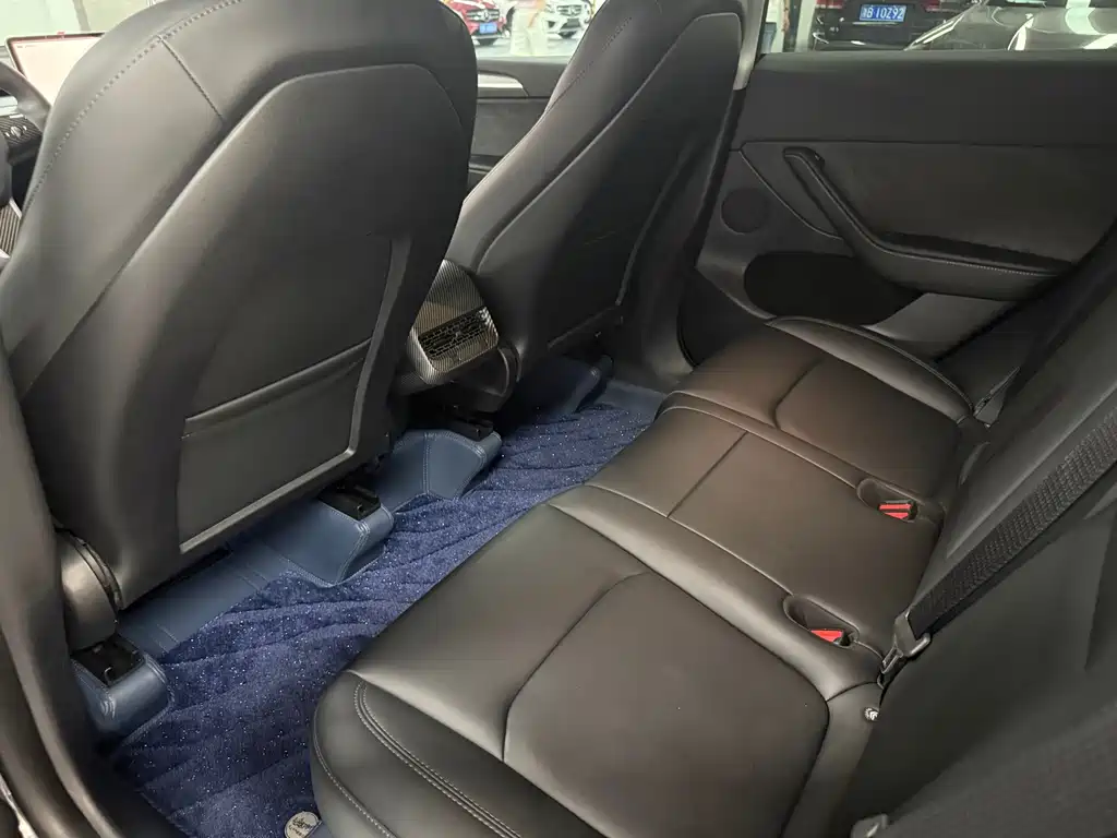 Tesla Model Y — миниатюра 9