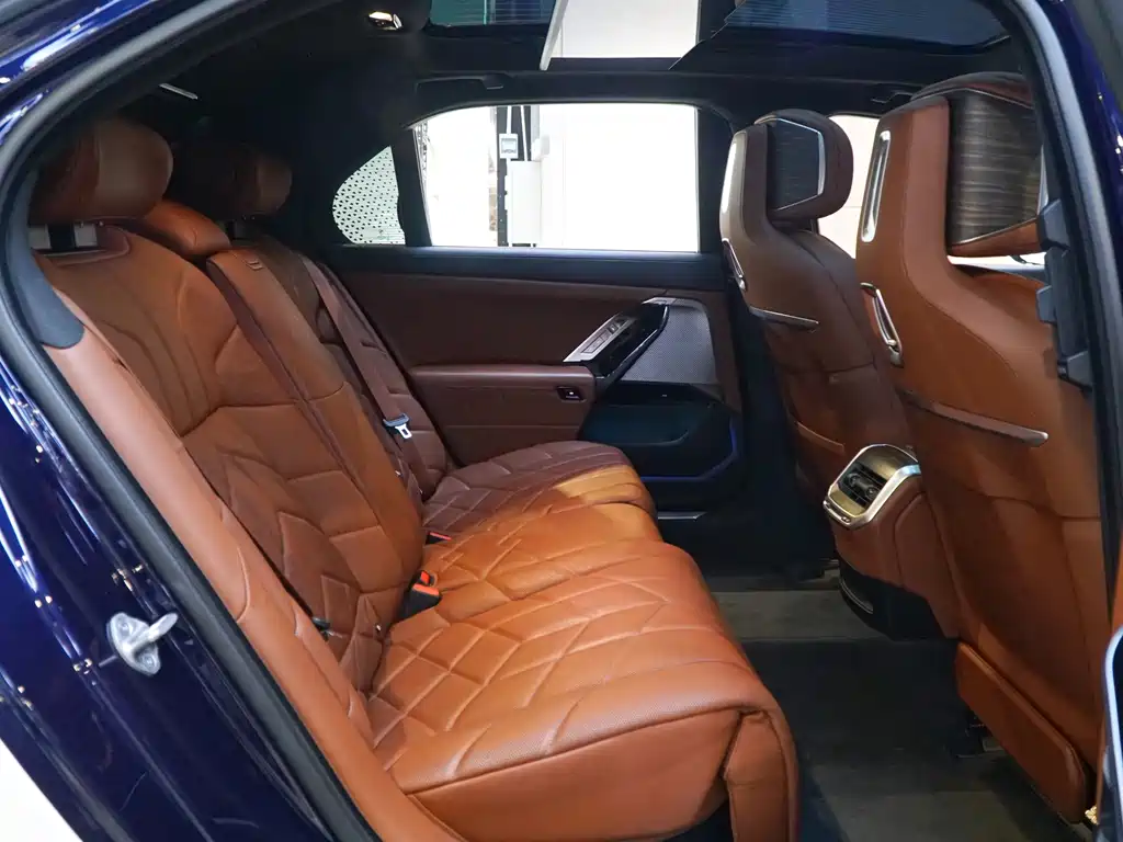 BMW 7 Series — миниатюра 10