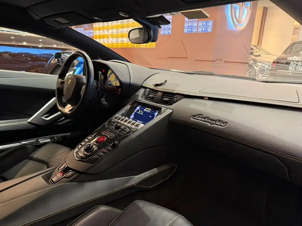 Lamborghini Aventador — миниатюра 8