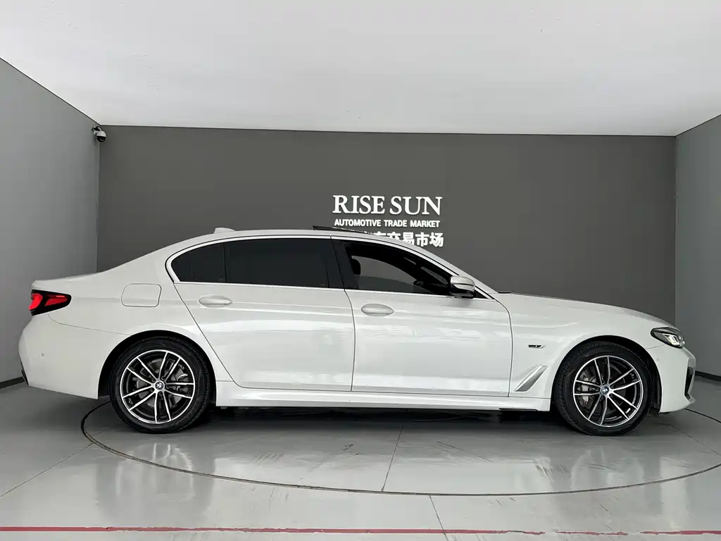BMW 5 Series New Energy — миниатюра 8