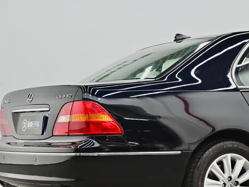 Lexus LS — миниатюра 11