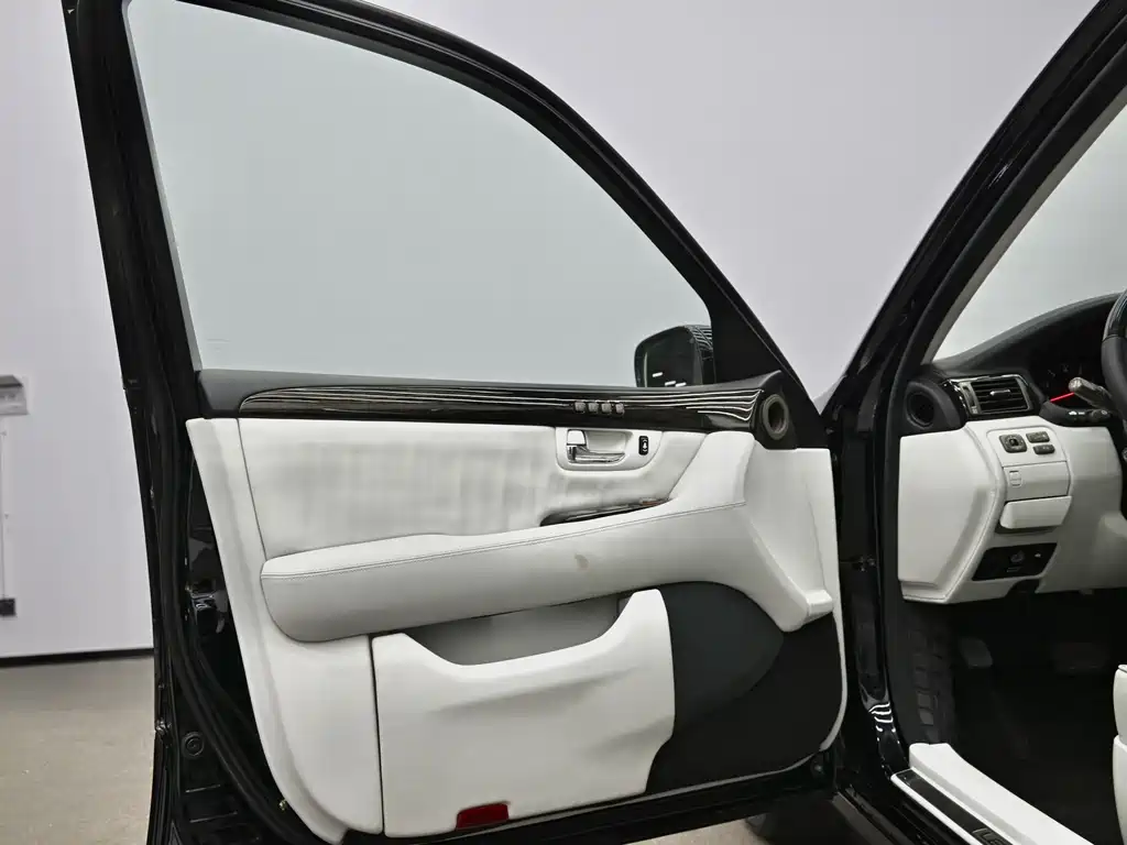 Lexus LS — миниатюра 24