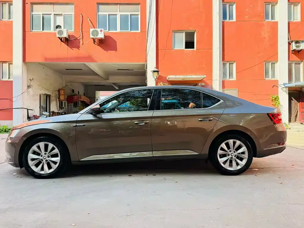 Skoda Superb — миниатюра 4