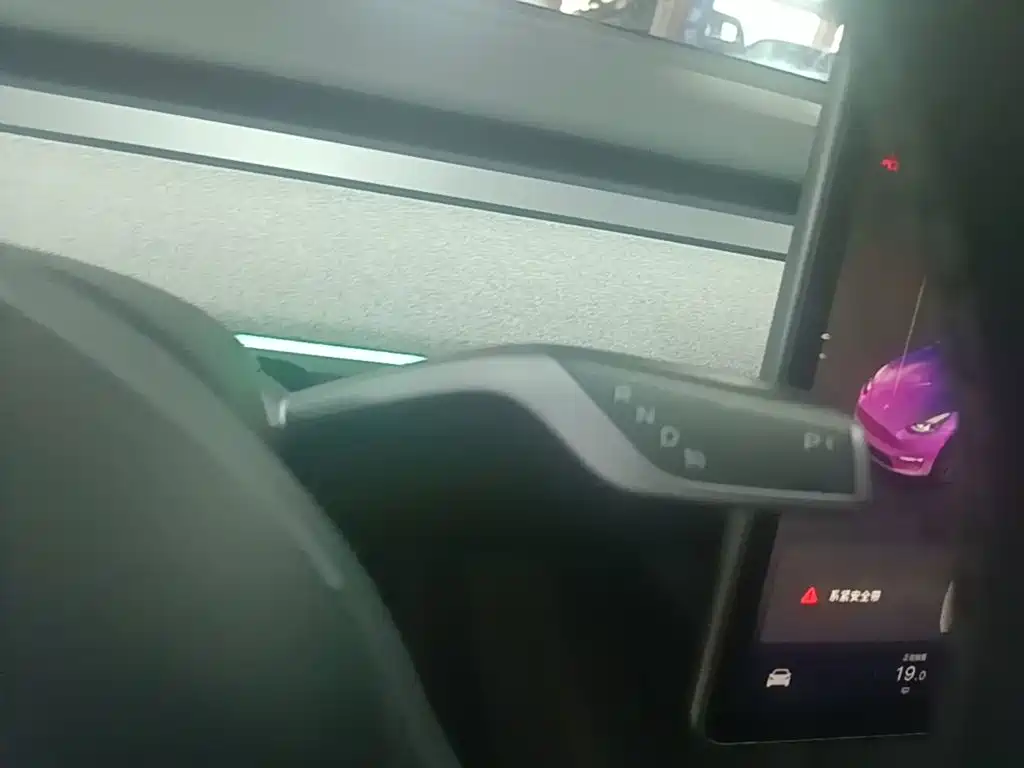 Tesla Model Y — миниатюра 14