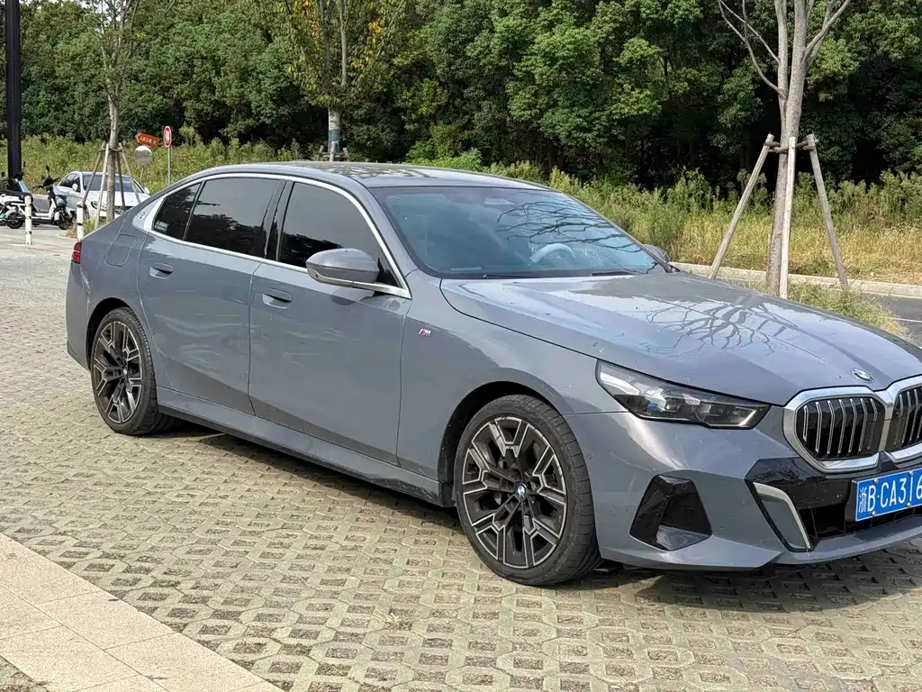 BMW 5 Series — миниатюра 3