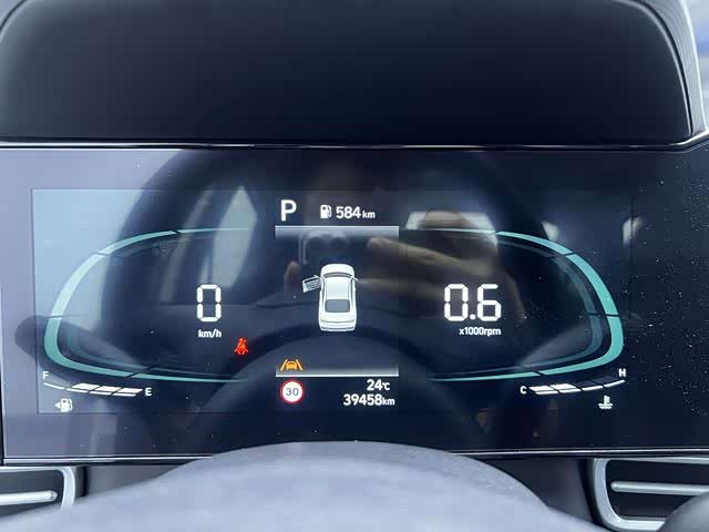 Hyundai Elantra 1.5 л 2024 г. Белый, пробег 40000 км