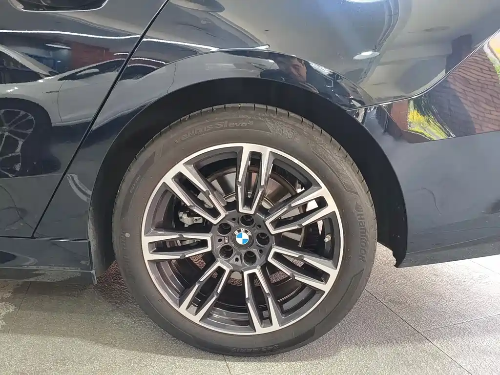 BMW 5 Series — миниатюра 16