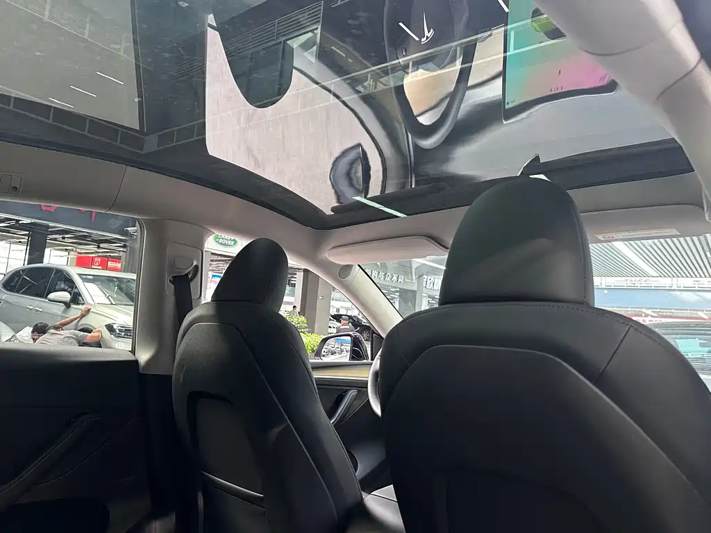 Tesla Model Y — миниатюра 11