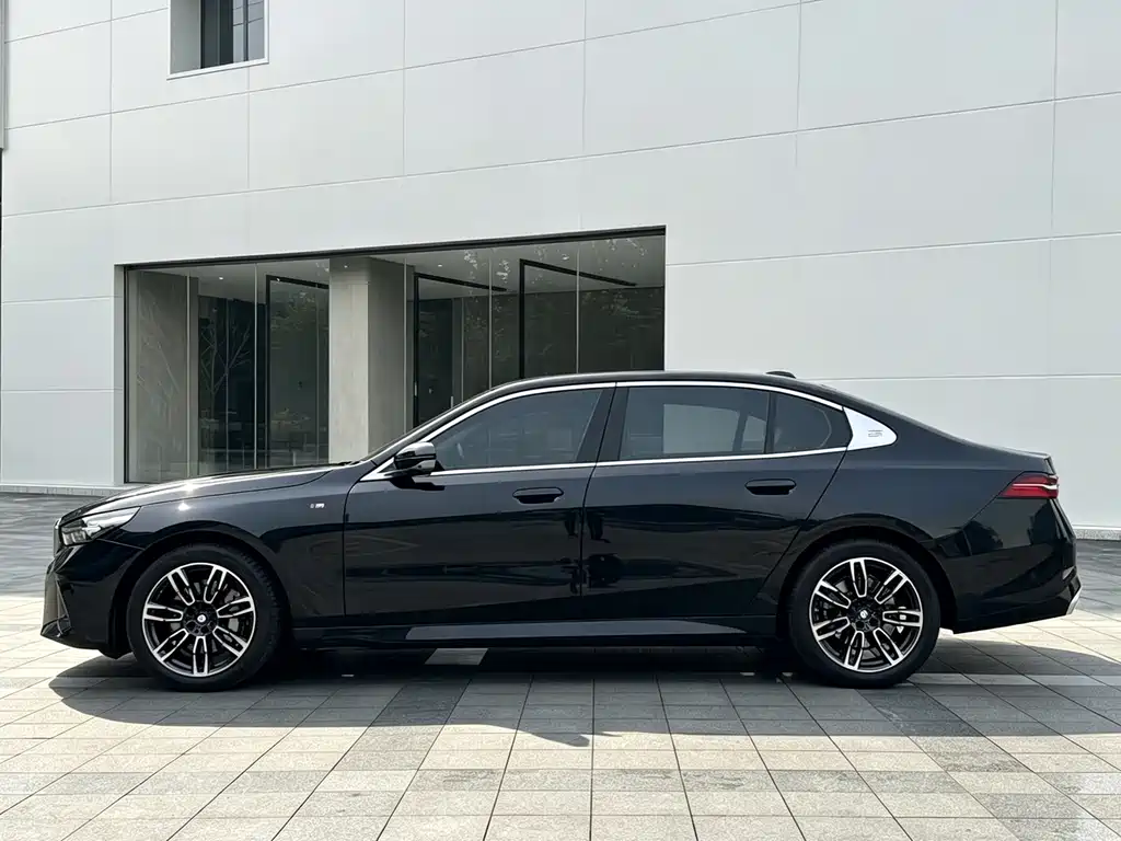 BMW 5 Series — миниатюра 4