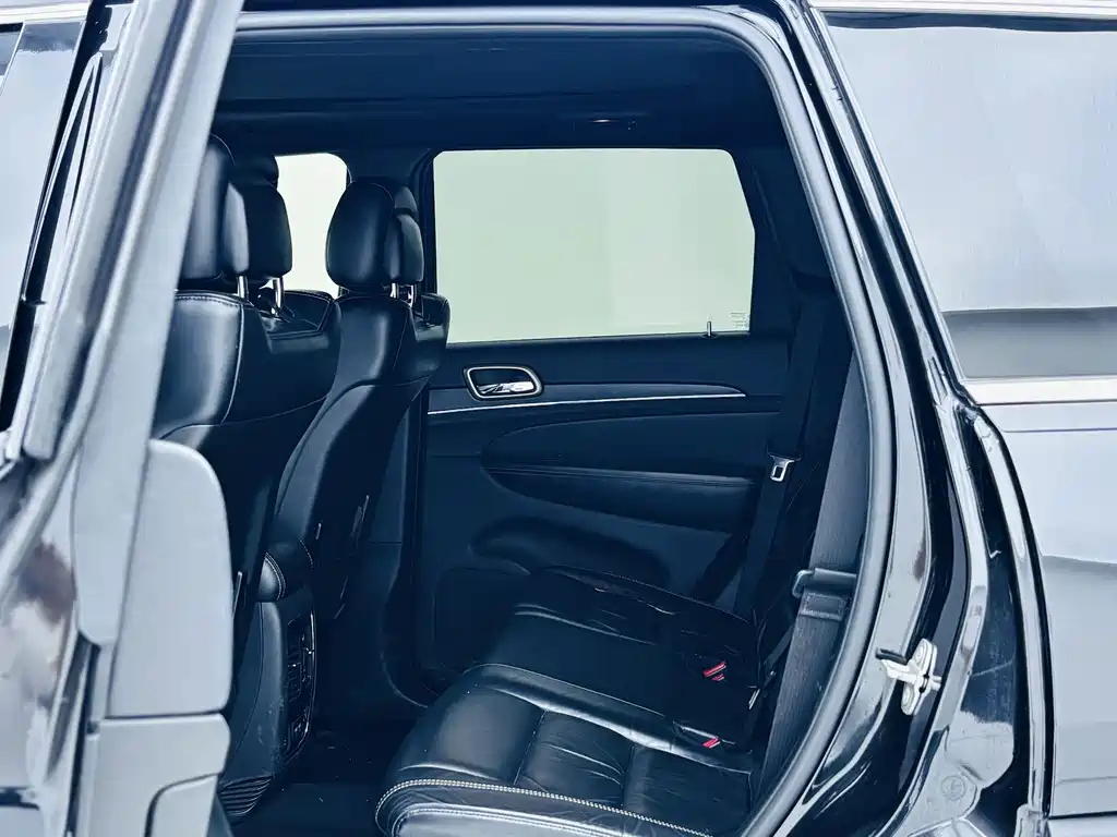 Jeep Grand Cherokee (Import) — миниатюра 14