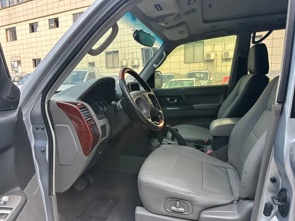 Mitsubishi Pajero — миниатюра 7