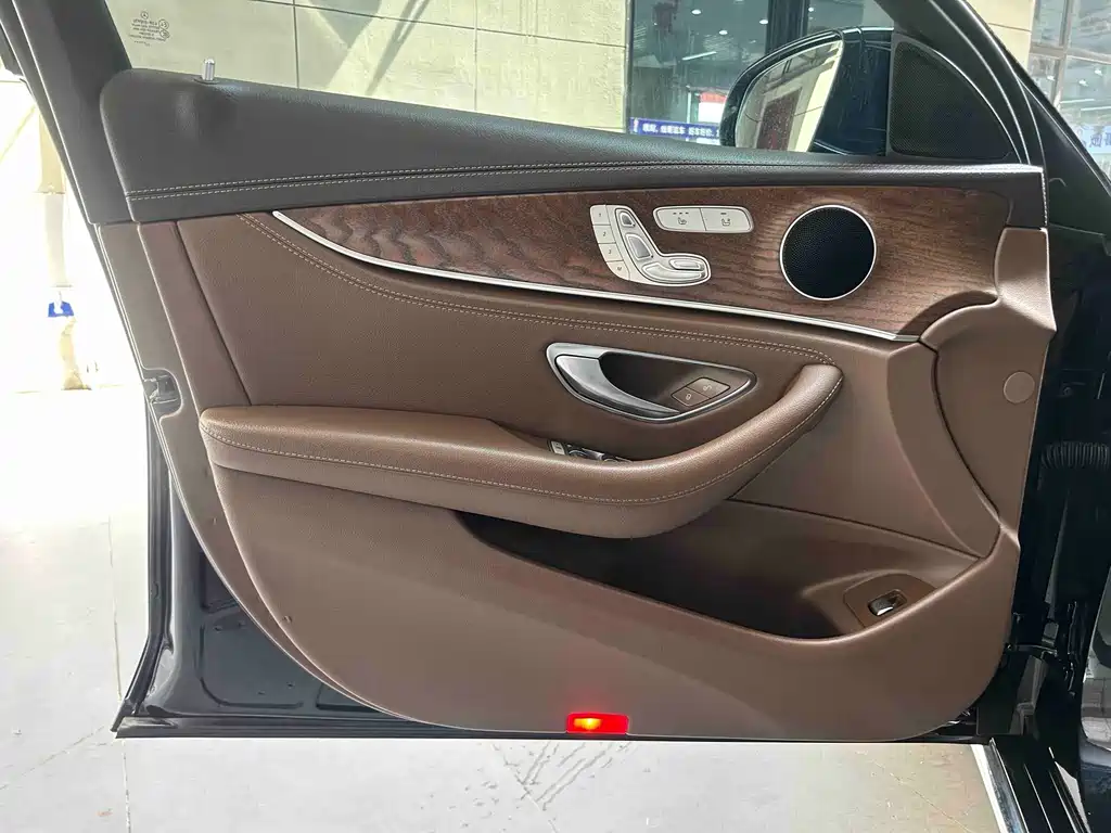 Mercedes-Benz E-Class — миниатюра 10