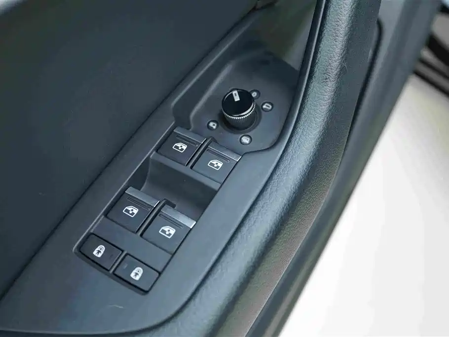 Audi A6L New Energy — миниатюра 10