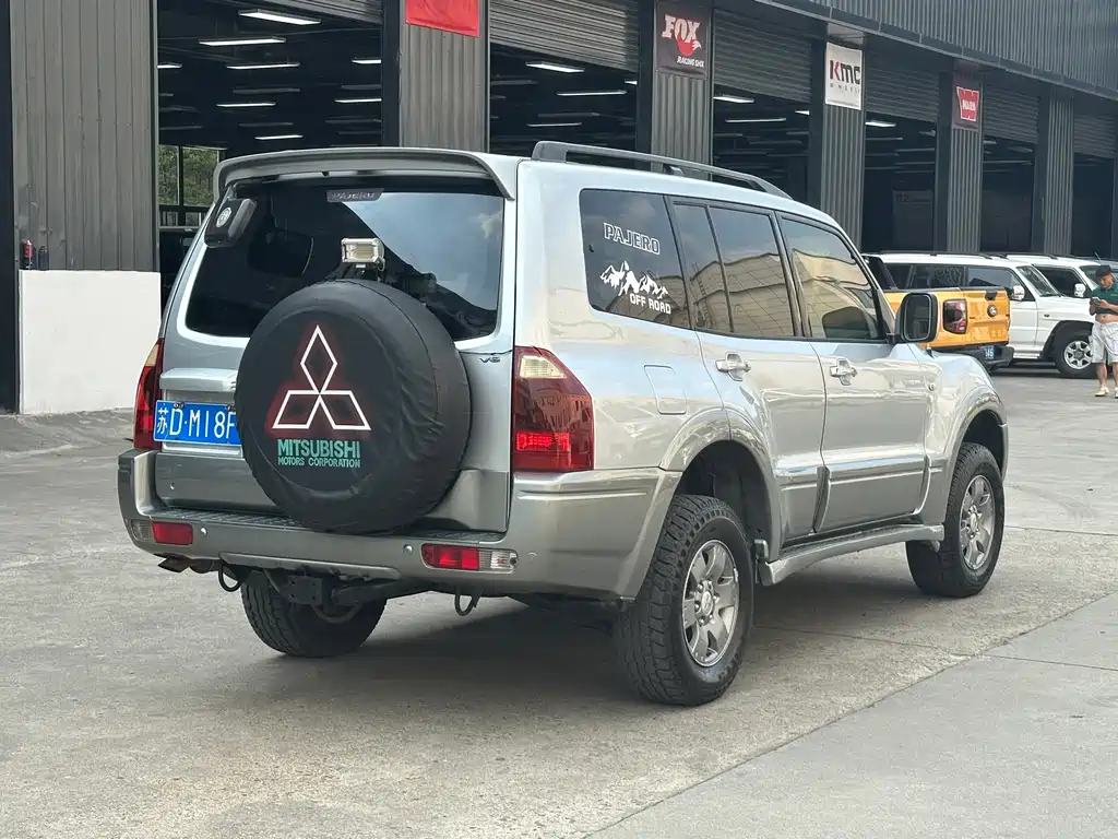 Mitsubishi Pajero — миниатюра 6