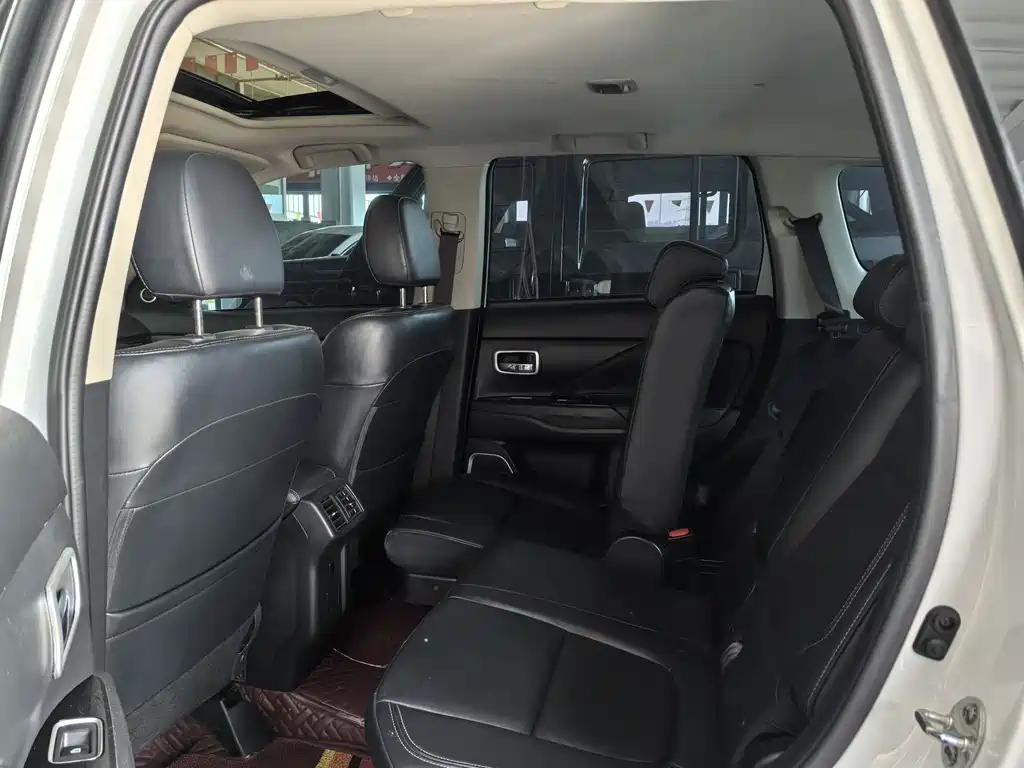 MITSUBISHI OUTLANDER