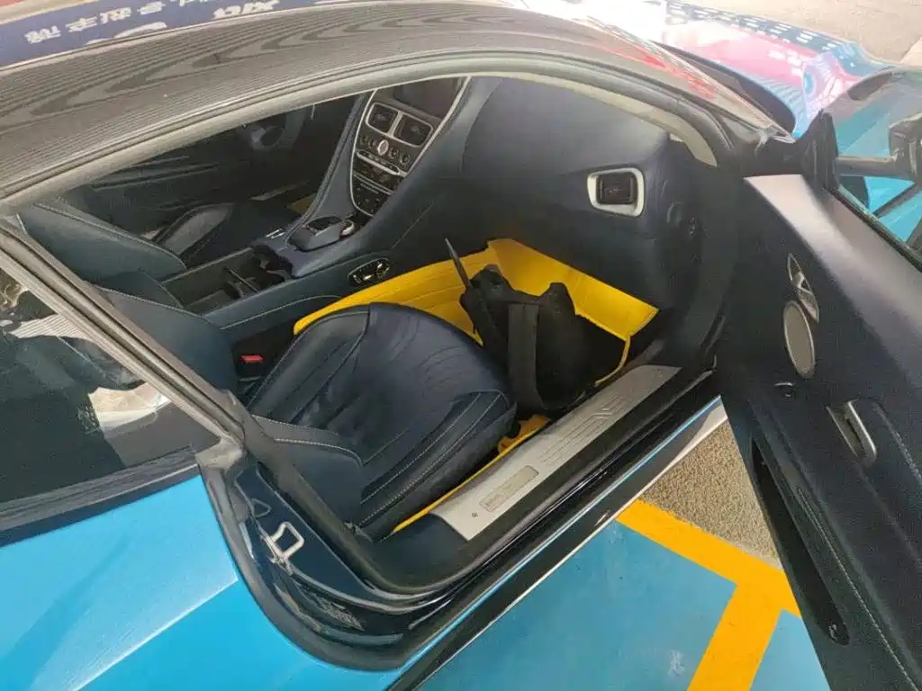 Aston Martin DB11 — миниатюра 11