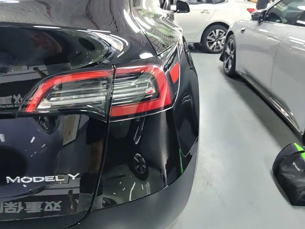 Tesla Model Y — миниатюра 8