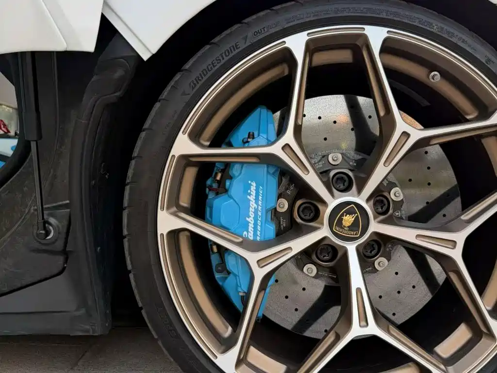 Lamborghini Revuelto — миниатюра 4