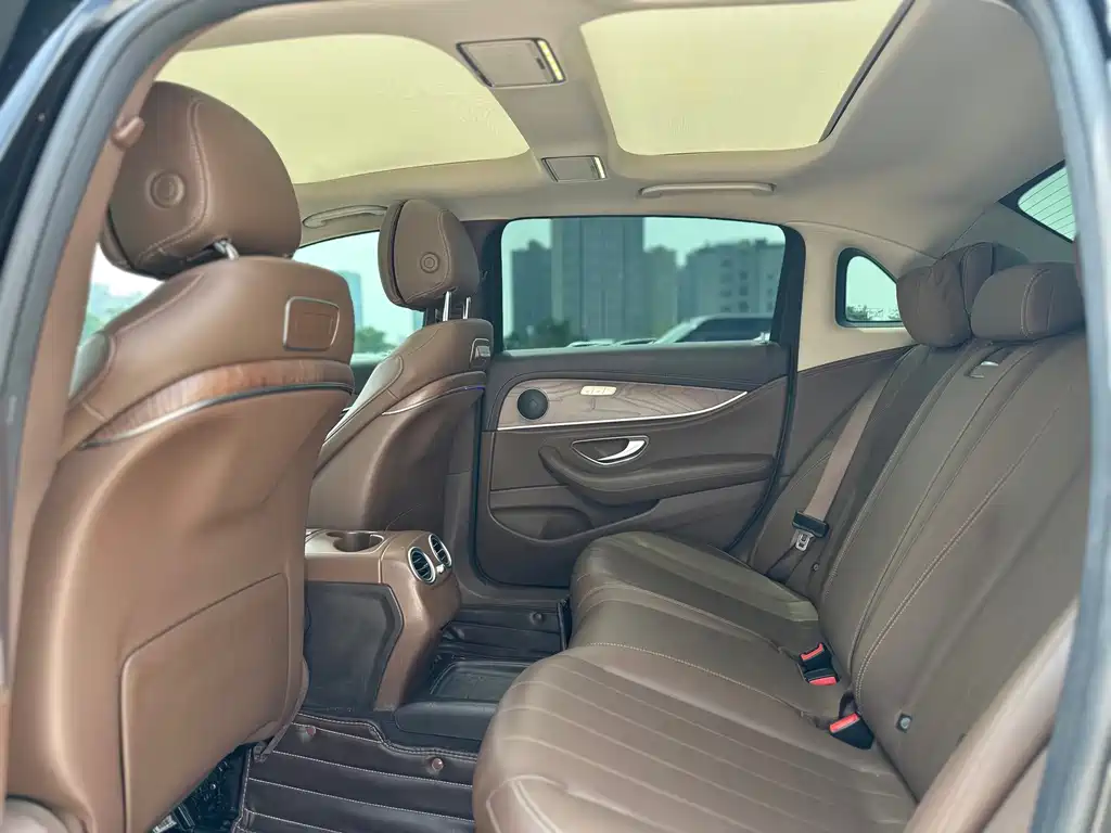 Mercedes-Benz E-Class — миниатюра 8
