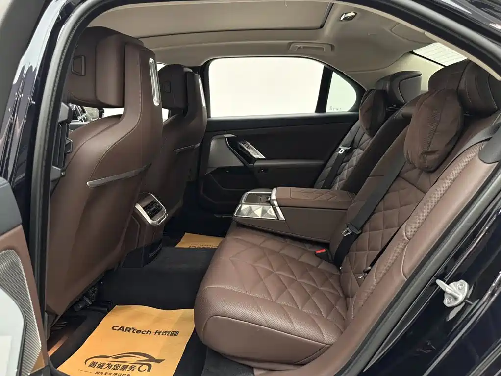 BMW 7 Series — миниатюра 9