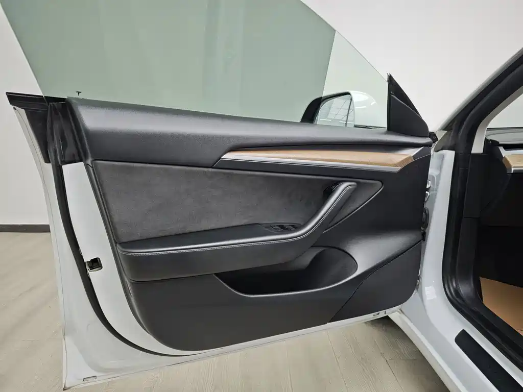 Tesla Model 3 — миниатюра 52