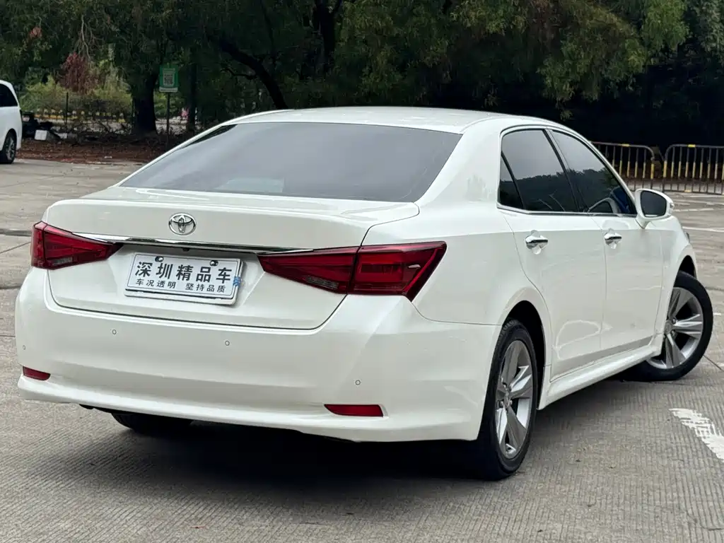 Toyota Crown — миниатюра 3