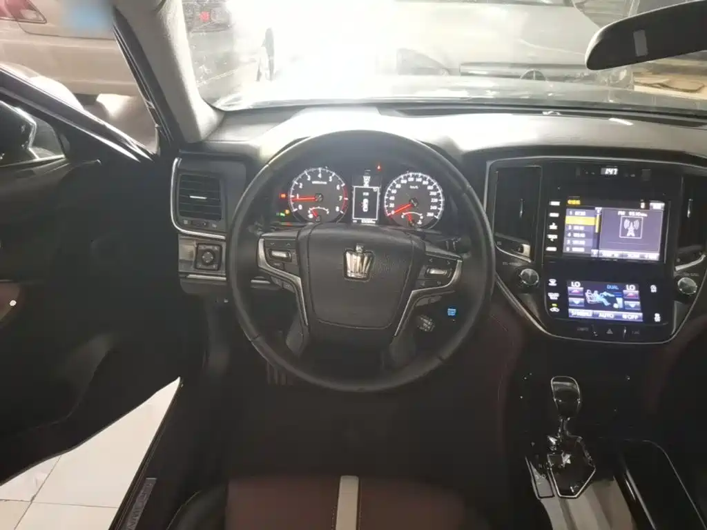 Toyota Crown — миниатюра 11