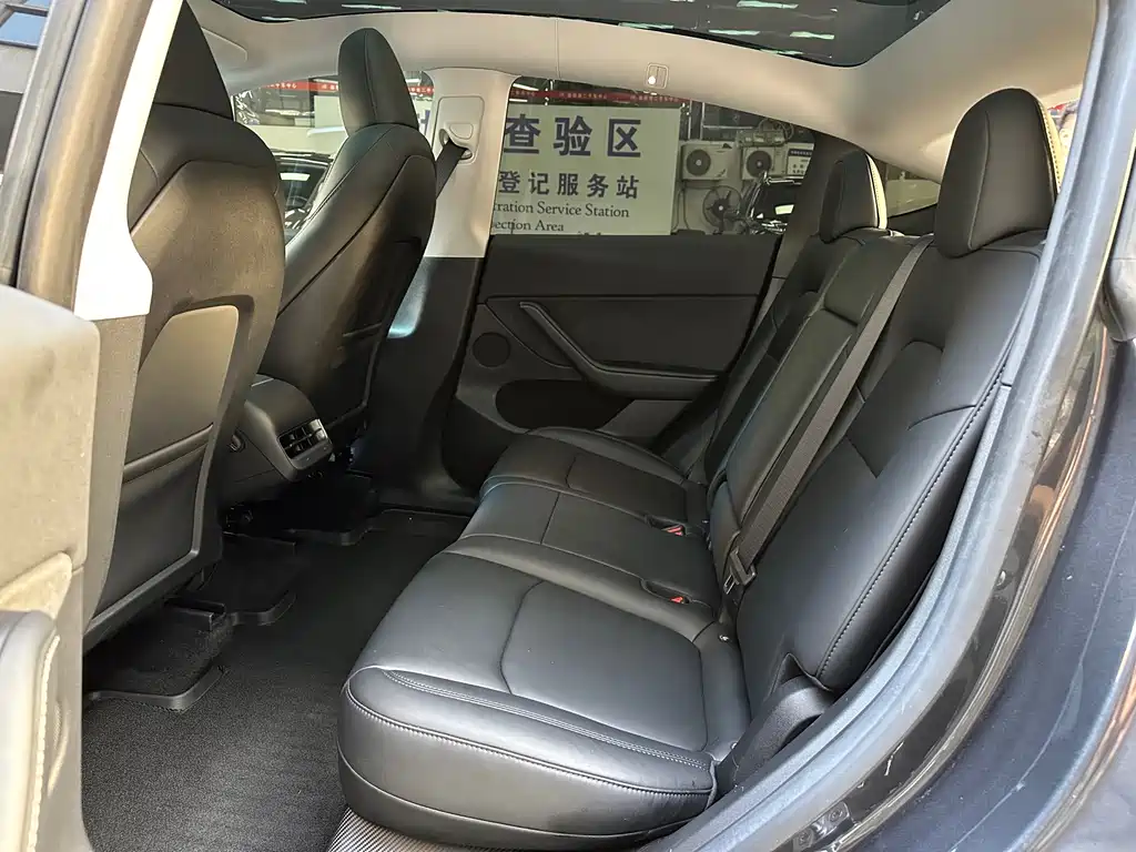 Tesla Model Y — миниатюра 11