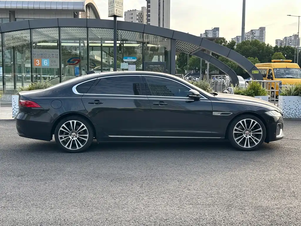 Jaguar XFL — миниатюра 4