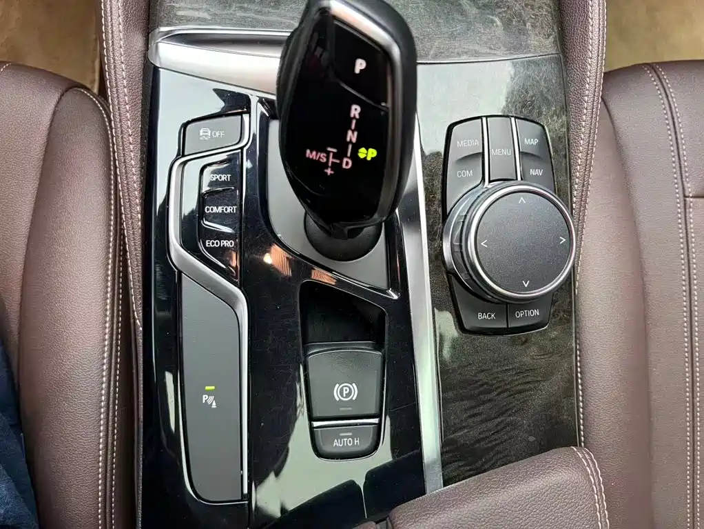BMW 5 Series — миниатюра 13