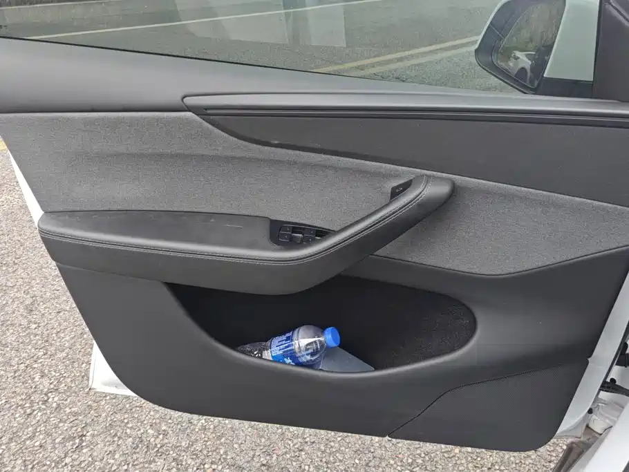 Tesla Model Y — миниатюра 7