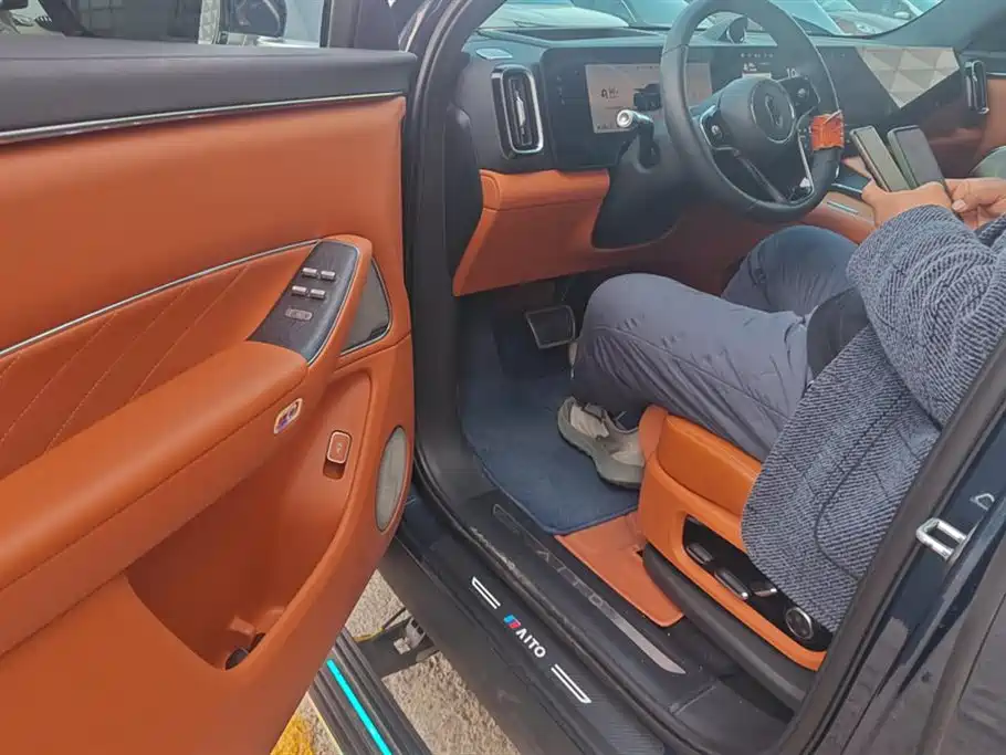 AITO ASK THE WORLD M8