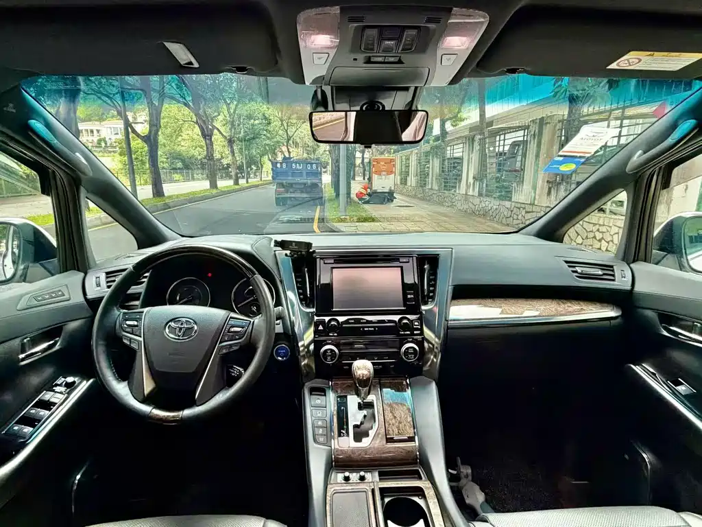 Toyota Vellfire — миниатюра 6