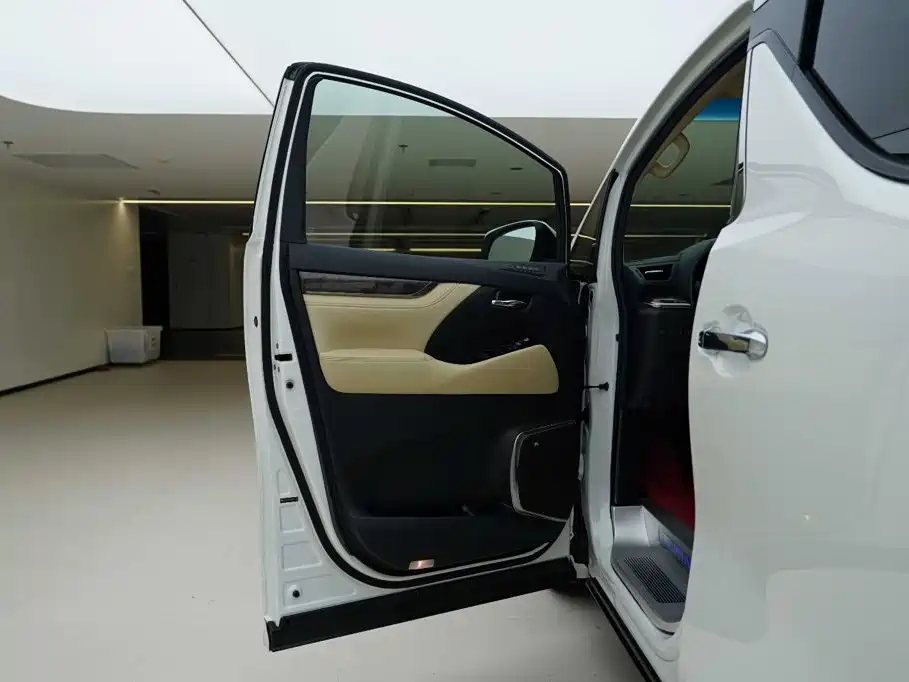 Toyota Alphard — миниатюра 17