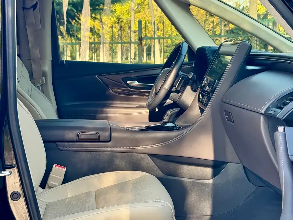 Toyota Alphard — миниатюра 6