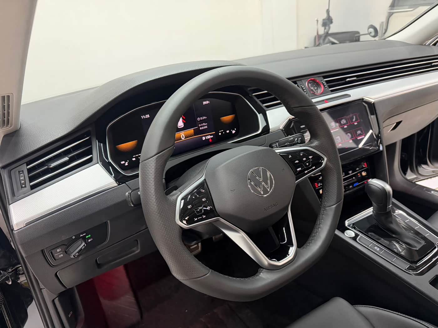 Volkswagen Magotan 1.4 л 2023 г. Чёрный, пробег 10500 км