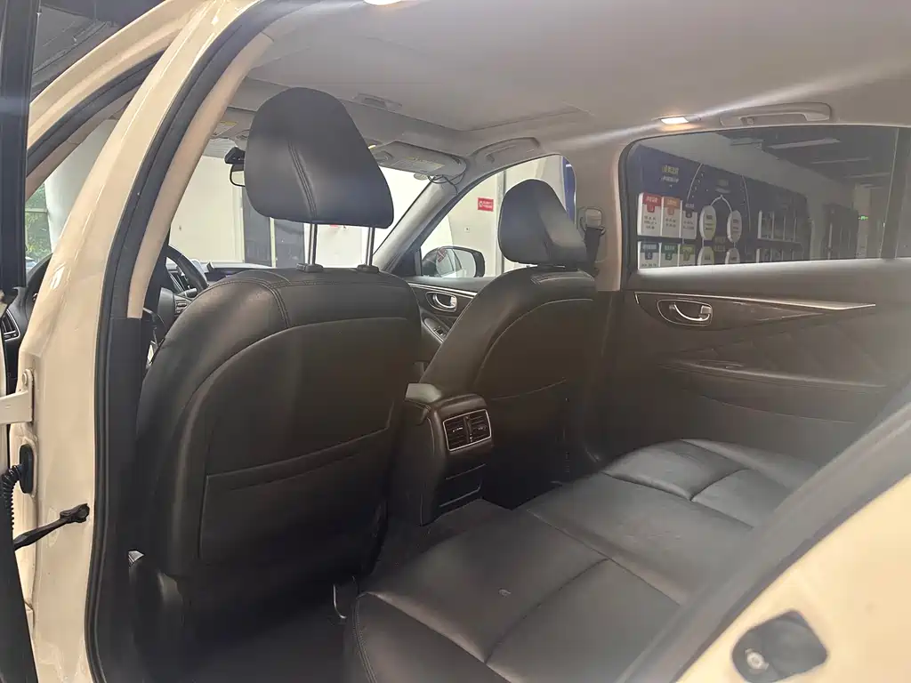 Infiniti Q50L 2015 2.0T Comfort