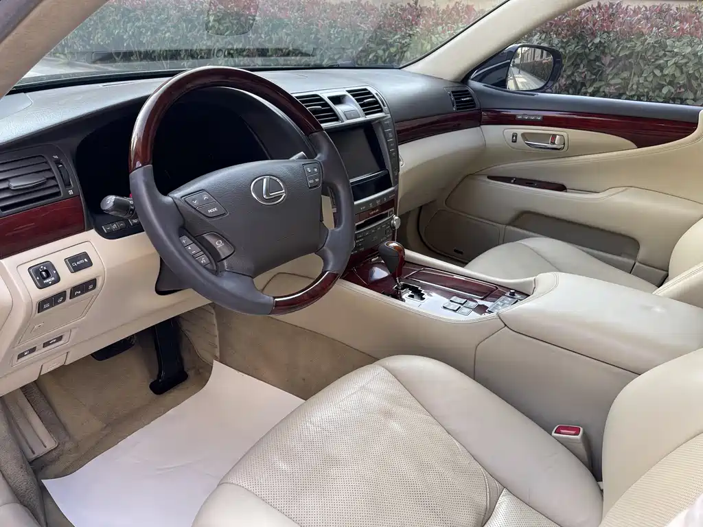 Lexus LS — миниатюра 7