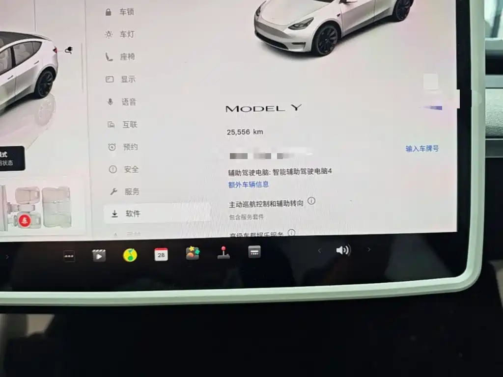 Tesla Model Y — миниатюра 12