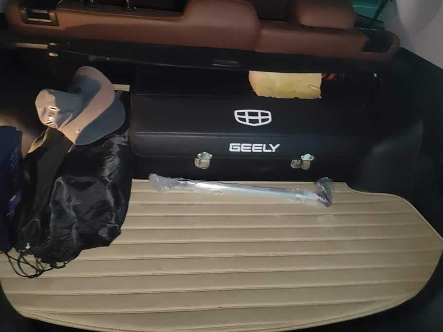 Geely Emgrand X6 1.4 л 2023 г. Серебристо-серый, пробег 20400 км