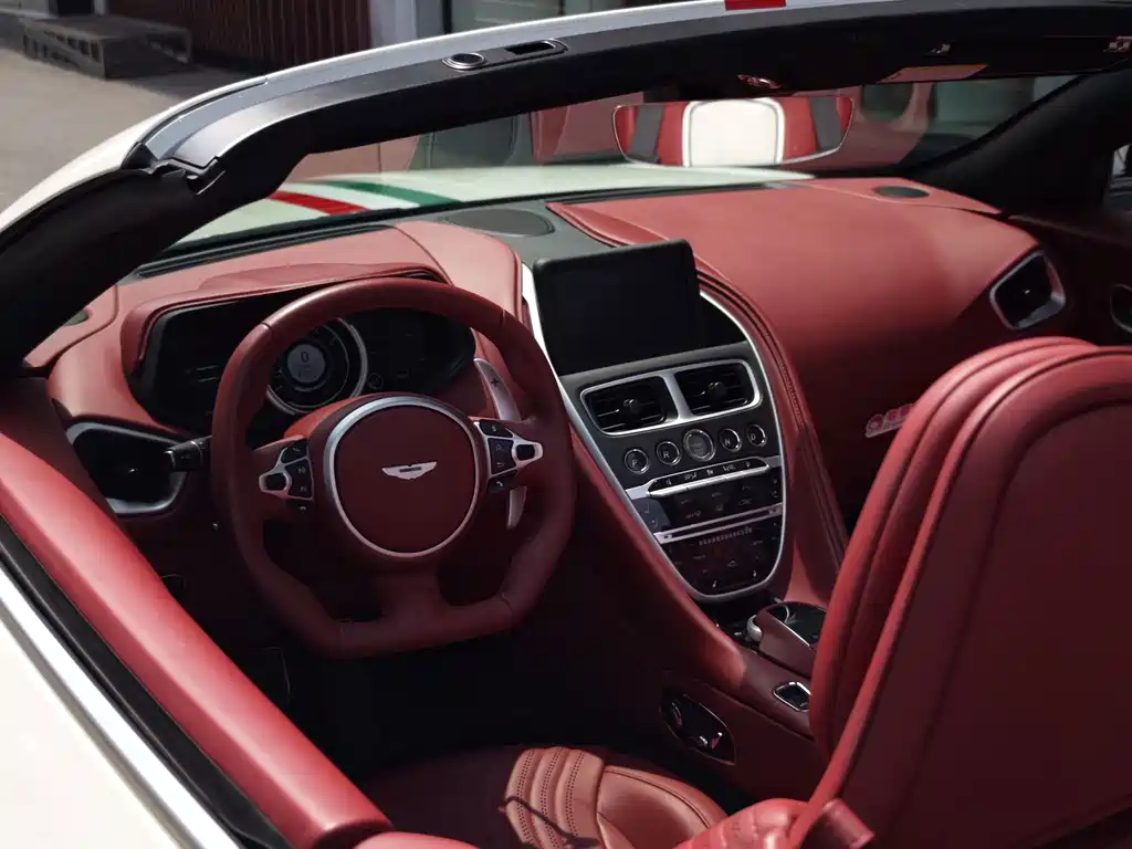 Aston Martin DB11 — миниатюра 14