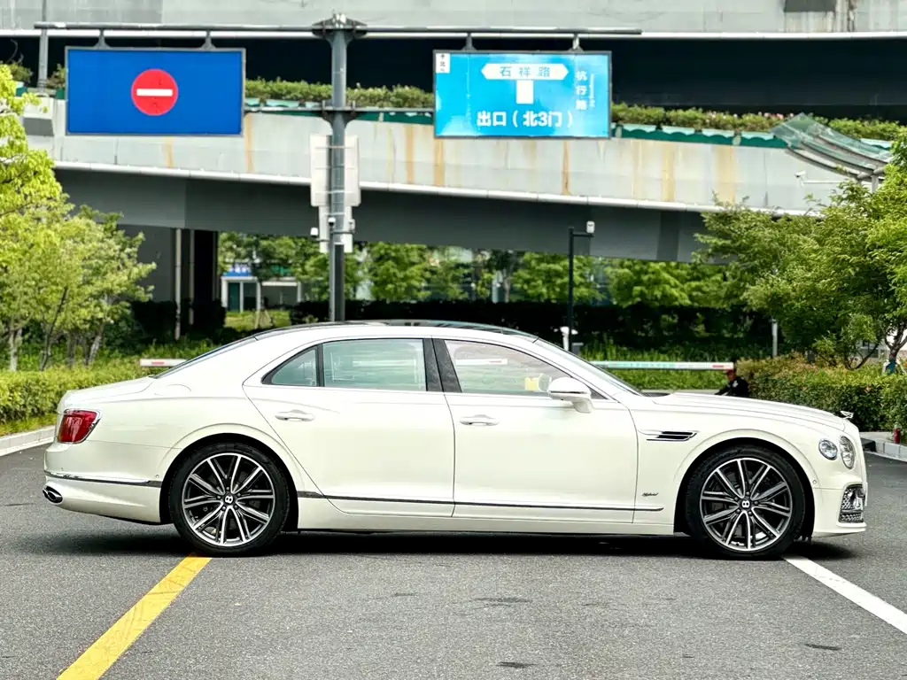 Bentley Flying Spur PHEV — миниатюра 5