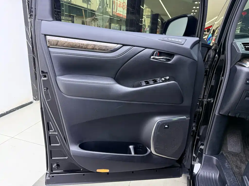 Toyota Alphard — миниатюра 14