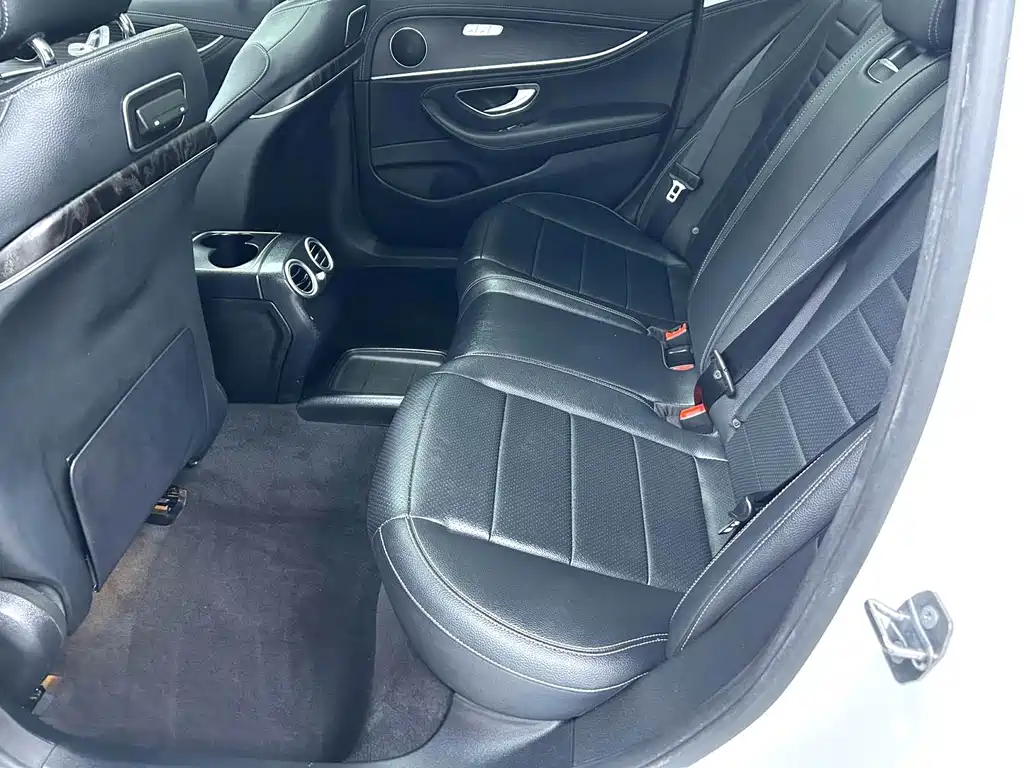 Mercedes-Benz E-Class — миниатюра 6