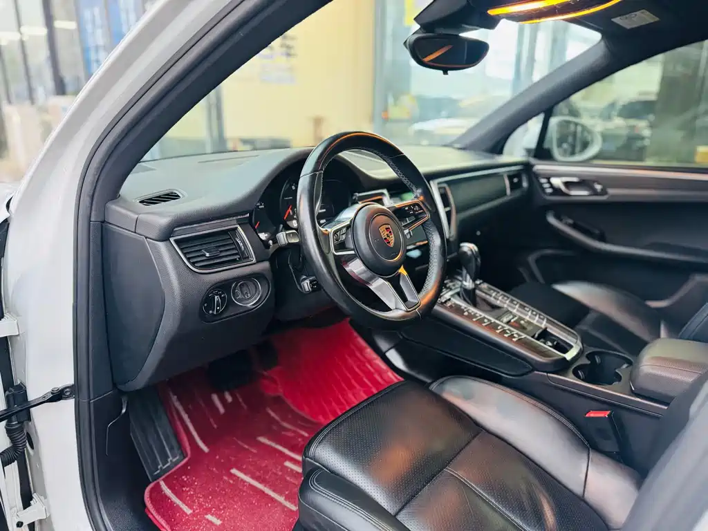 PORSCHE MACAN